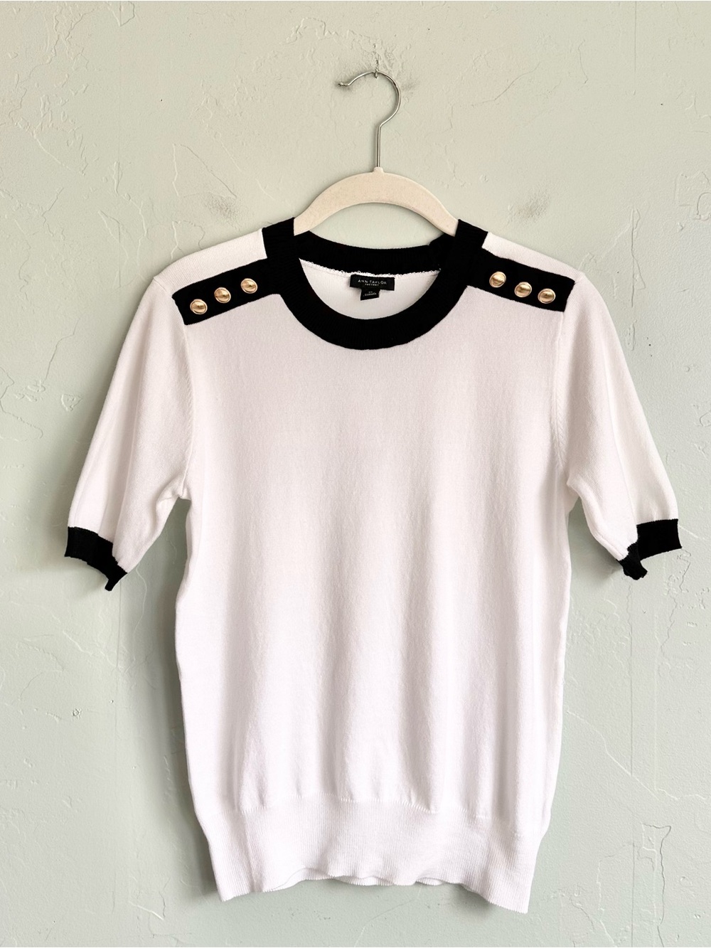 NWT Ann Taylor White Short Sleeve Knit Top Black Trim Gold Buttons Women’s XS